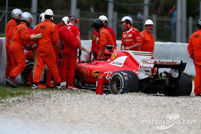 Kimi Raikkonen, Ferrari SF70H después del choque