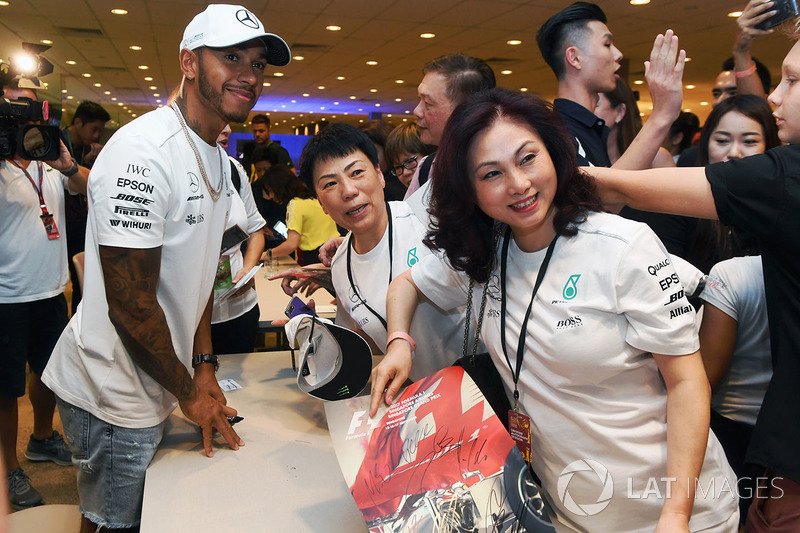 Lewis Hamilton, Mercedes AMG F1 fans selfie