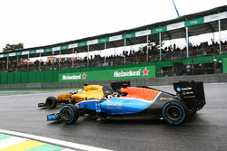 Pascal Wehrlein, Manor Racing MRT05 et Kevin Magnussen, Renault Sport F1 Team RS16