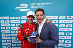 Lucas di Grassi, ABT Schaeffler Audi Sport, célèbre la pole position