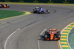 Stoffel Vandoorne, McLaren MCL32, leads Antonio Giovinazzi, Sauber C36