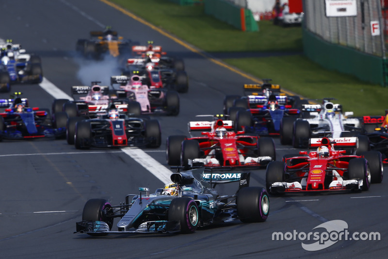 Льюіс Хемілтон, Mercedes AMG F1 W08, попереду Себастьяна Феттеля, Ferrari SF70H, Валттері Боттаса, Mercedes AMG F1 W08, Кімі Райкконена, Ferrari SF70H, та решти пелетону на старті