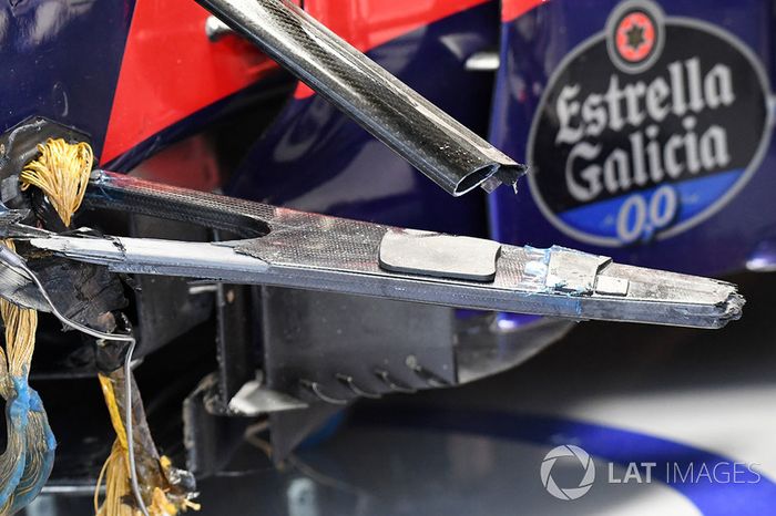 Coche chocado de Carlos Sainz Jr., Scuderia Toro Rosso STR12 en el garaje con la suspensión rota