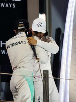 Le Champion du monde Nico Rosberg, Mercedes AMG F1 serre la main de son équipier Lewis Hamilton, Mercedes AMG F1