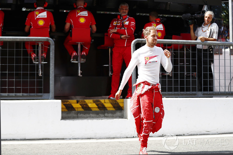 Мауріціо Аррівабене, керівник Ferrari, Себастьян Феттель, Ferrari, на піт-волі