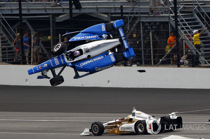 Crash: Scott Dixon, Chip Ganassi Racing, Honda, und  Helio Castroneves, Team Penske, Chevrolet, entkommt