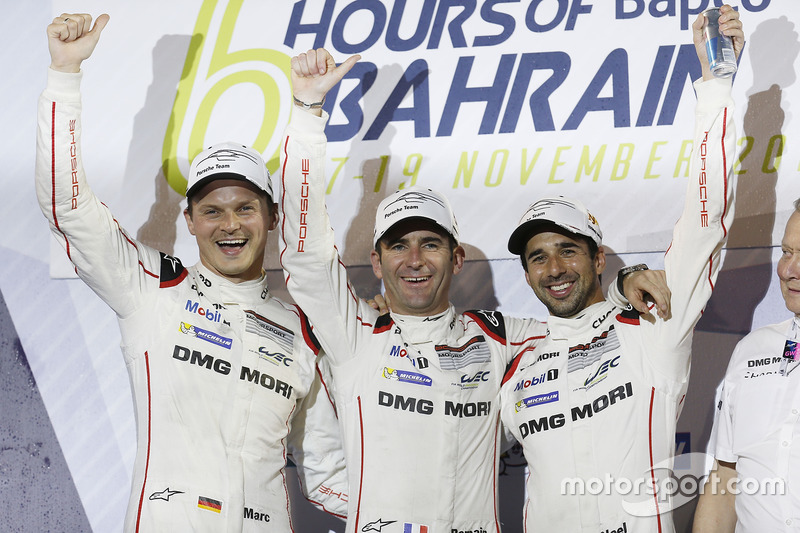 Les champions du monde LMP1 #2 Porsche Team Porsche 919 Hybrid: Romain Dumas, Neel Jani, Marc Lieb