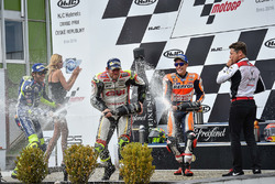 Podium: racewinnaar Cal Crutchlow, Team LCR Honda, tweede plaats Valentino Rossi, Yamaha Factory Rac