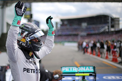 Ganador de la pole Nico Rosberg, Mercedes AMG F1