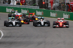 Lewis Hamilton, Mercedes AMG F1 W07 Hybrid et Nico Rosberg, Mercedes AMG F1 W07 Hybrid au départ de la course