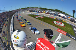 Start: Kevin Harvick, Stewart-Haas Racing Chevrolet, führt