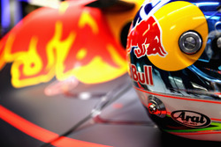 Dettaglio del casco e della monoposto di Daniel Ricciardo, Red Bull Racing
