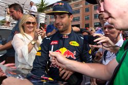 Daniel Ricciardo, Red Bull Racing firma de autógrafos para los aficionados