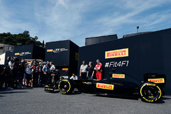 Pirelli dévoile ce à quoi pourrait ressembler une F1 de 2017 : Mario Isola, Directeur de la Compétition de Pirelli avec Gene Haas, Président de Haas Automotion et Maurizio Arrivabene, Team Principal de Ferrari