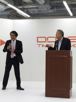 新社屋竣工式典で挨拶した高橋拓也社長(左)と創業者の林みのる(右)