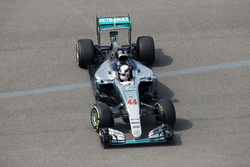 Lewis Hamilton, Mercedes AMG F1 Team W07, riprende la macchina dopo un testacoda