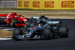 Lewis Hamilton, Mercedes AMG F1 W09, precede Valtteri Bottas, Mercedes AMG F1 W09, e Kimi Raikkonen, Ferrari SF71H
