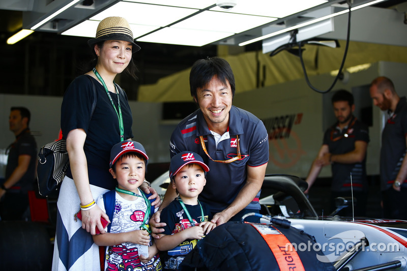 L'ingegnere di pista del Team Haas F1, Ayao Komatsu, con degli ospiti nel garage Haas