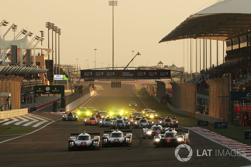 Start of the race #1 Porsche Team Porsche 919 Hybrid: Neel Jani, Andre Lotterer, Nick Tandy leads from #7 Toyota Gazoo Racing Toyota TS050-Hybrid: Mike Conway, Kamui Kobayashi, Jose Maria Lopez