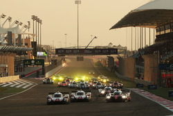 Départ de la course : #1 Porsche Team Porsche 919 Hybrid: Neel Jani, Andre Lotterer, Nick Tandy devant #7 Toyota Gazoo Racing Toyota TS050-Hybrid: Mike Conway, Kamui Kobayashi, Jose Maria Lopez