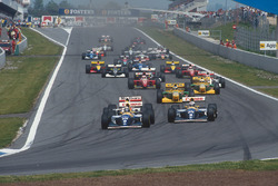 Деймон Хілл попереду Алане Проста, обидва на Williams FW15C Renault, Айртон Сенна, McLaren MP4/8 Ford