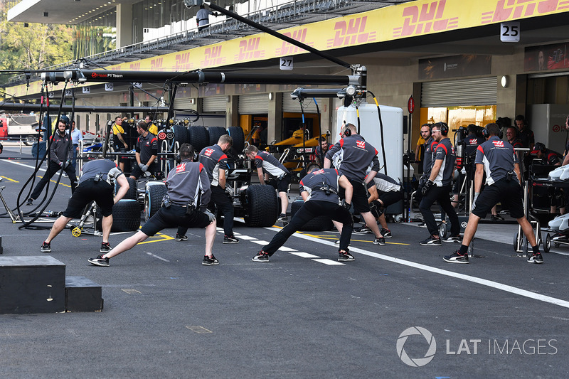Haas F1 mechanics warm up exercises F1 照片