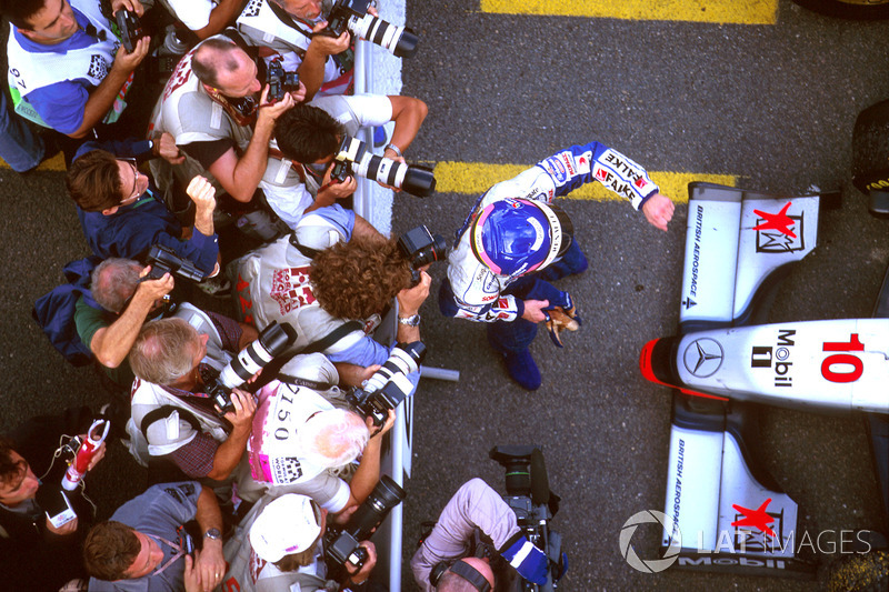 Jacques Villeneuve ve Williams ekibi dünya şampiyonluğunu kutluyor