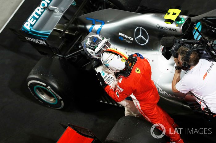 Valtteri Bottas, Mercedes AMG F1, 2° classificato, si congratula con Sebastian Vettel, Ferrari, 1° classificato, nel parco chiuso