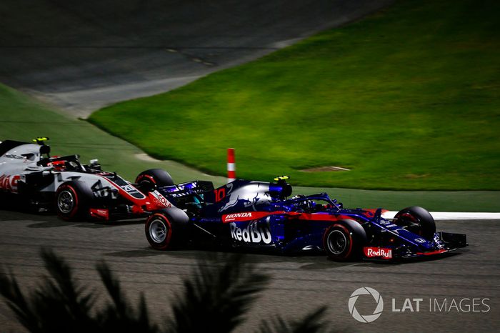 Pierre Gasly, Toro Rosso STR13 Honda, Kevin Magnussen, Haas F1 Team VF-18 Ferrari