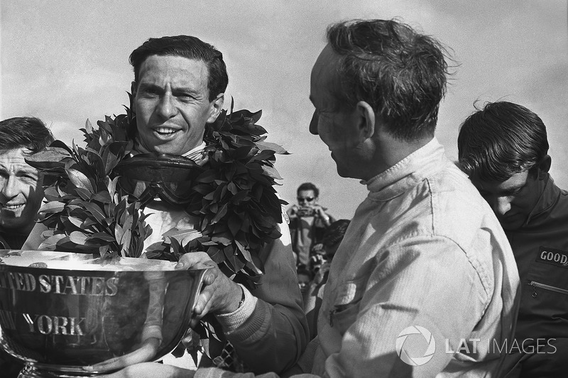 John Surtees, Cooper T81, et Jim Clark, Lotus 43-BRM H16, sur le podium