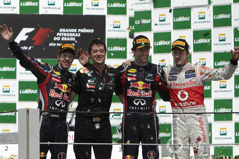 Podium : le second Sebastian Vettel, Red Bull Racing, Will Courtney, stratège Red Bull, le vainqueur Mark Webber, Red Bull Racing, le troisième Jenson Button, McLaren