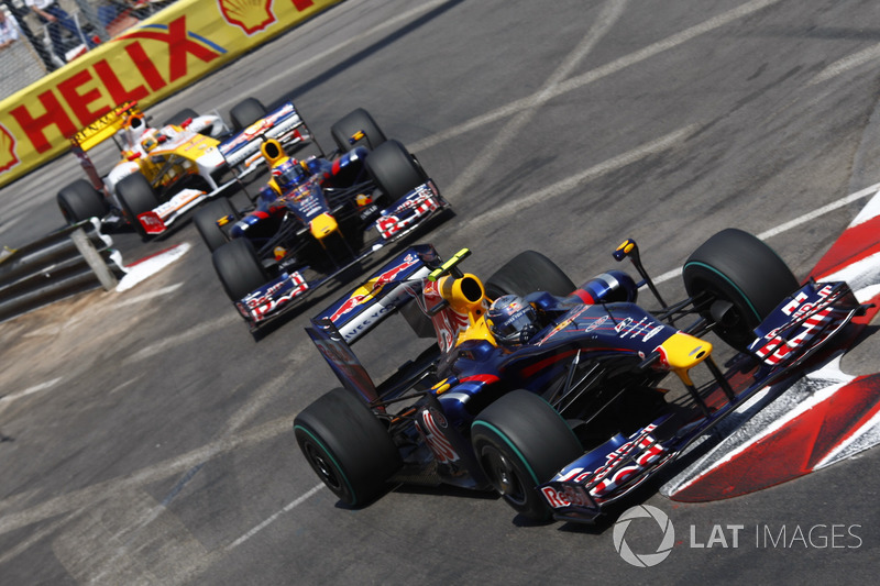 Sebastian Vettel, Red Bull Racing RB5 devance Mark Webber, Red Bull Racing RB5 et Fernando Alonso, Renault F1 Team R29