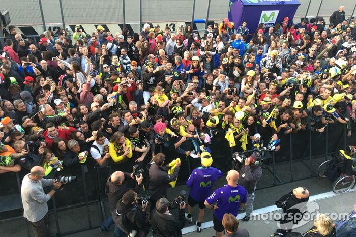 Valentino Rossi firmando autógrafos a sus fans en Valencia