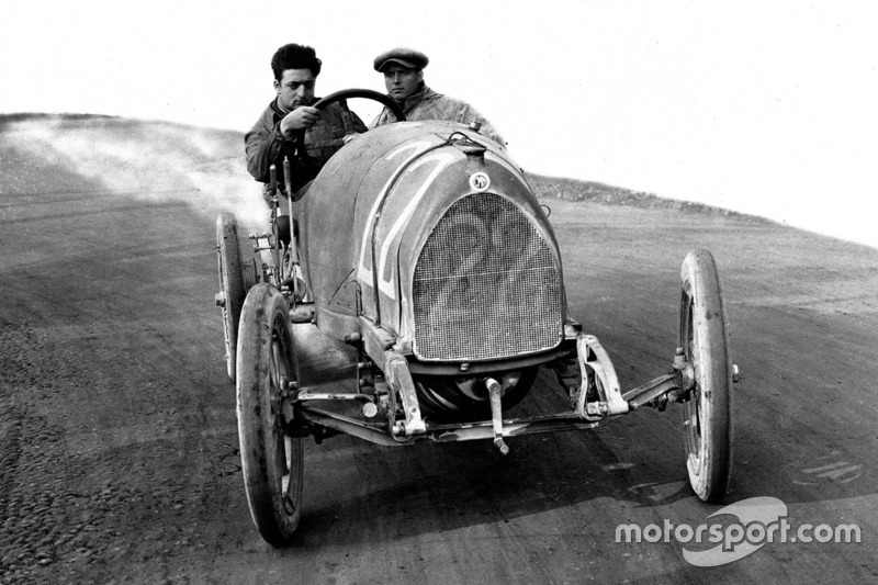 Enzo Ferrari tijdens een test met zijn monteur Nino Berretta, 15-20 HP CMN