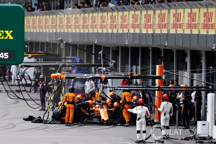 Stoffel Vandoorne, McLaren MCL33 Renault, pit stop