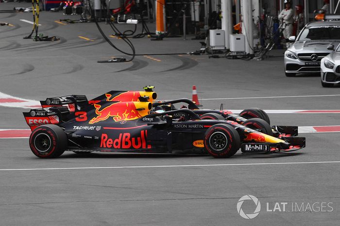 Daniel Ricciardo, Red Bull Racing RB14 y Max Verstappen, Red Bull Racing RB14 en batalla