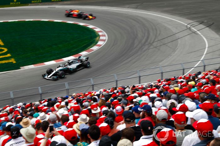 Lewis Hamilton, Mercedes AMG F1 W09,  por delante de  Daniel Ricciardo, Red Bull Racing RB14