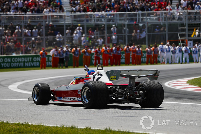 Jacques Villeneuve alla guida della Ferrari 312T3 di Gilles Villeneuve, saluta gli spettatori