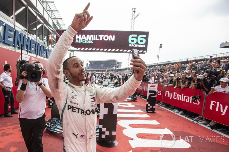 Il vincitore della gara Lewis Hamilton, Mercedes-AMG F1, festeggia con un selfie nel parco chiuso