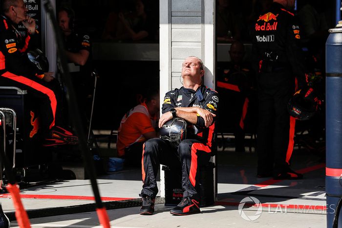 Mecánico de Red Bull Racing empapado en el sol