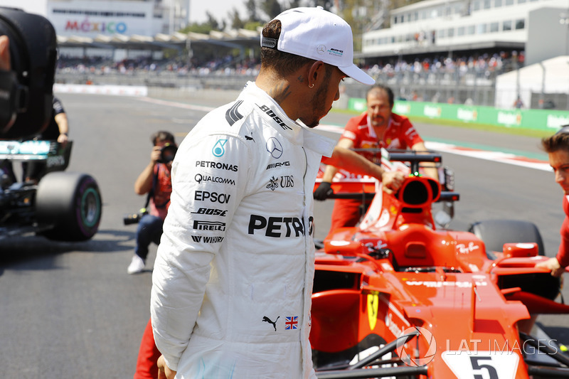 Lewis Hamilton, Mercedes AMG F1, mira el auto de Sebastian Vettel Ferrari SF70H