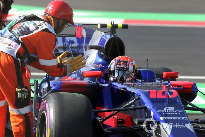 Pierre Gasly, Scuderia Toro Rosso STR12 en la pista, FP3