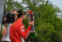El ganador de la carrera, Sebastian Vettel, Ferrari celebra en el podio con el trofeo