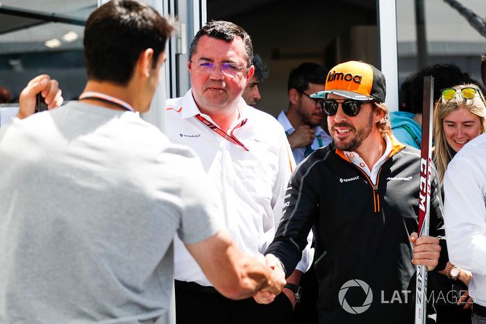 Eric Boullier, Racing Director, McLaren, y Fernando Alonso, McLaren, con jugadores de hockey canadienses