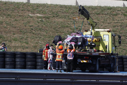La voiture de Sergio Perez, Force India VJM11 est ramenée au stand