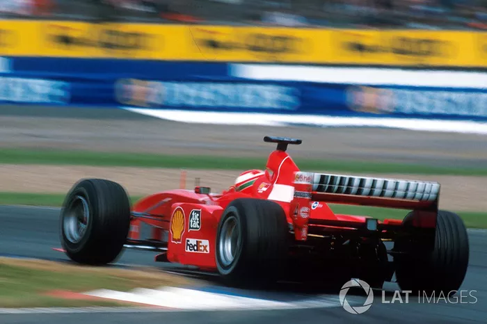 El sábado, después la ronda de calificación, Hakkinen ganó la pole position con un tiempo de 1:24.804, por delante de Schumacher, con 0.419 segundos. Coulthard ocupó el tercero, perdiendo ante su compañero por 0.790 segundos; detrás de él quedó Irvine.
