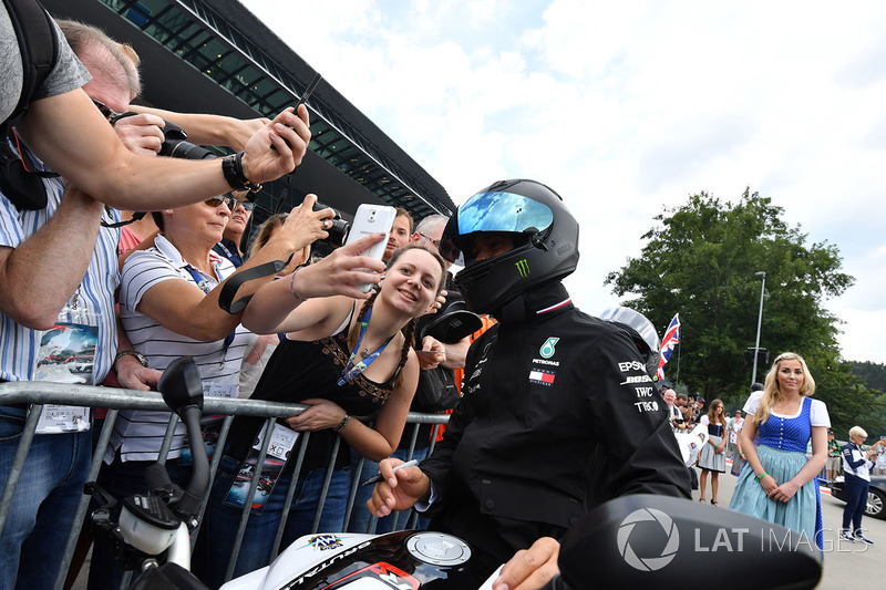 Lewis Hamilton, Mercedes-AMG F1 en su MV Agusta