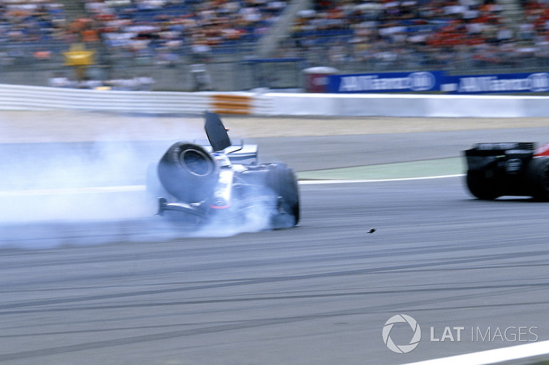 Kimi Raikkonen, McLaren Mercedes MP4-20, crash