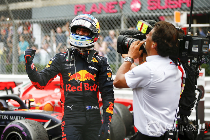 Le vainqueur Daniel Ricciardo, Red Bull Racing, dans le Parc Ferme