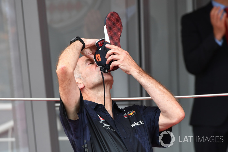 Adrian Newey, Red Bull Racing fête la victoire sur le podium avec un "shoey"